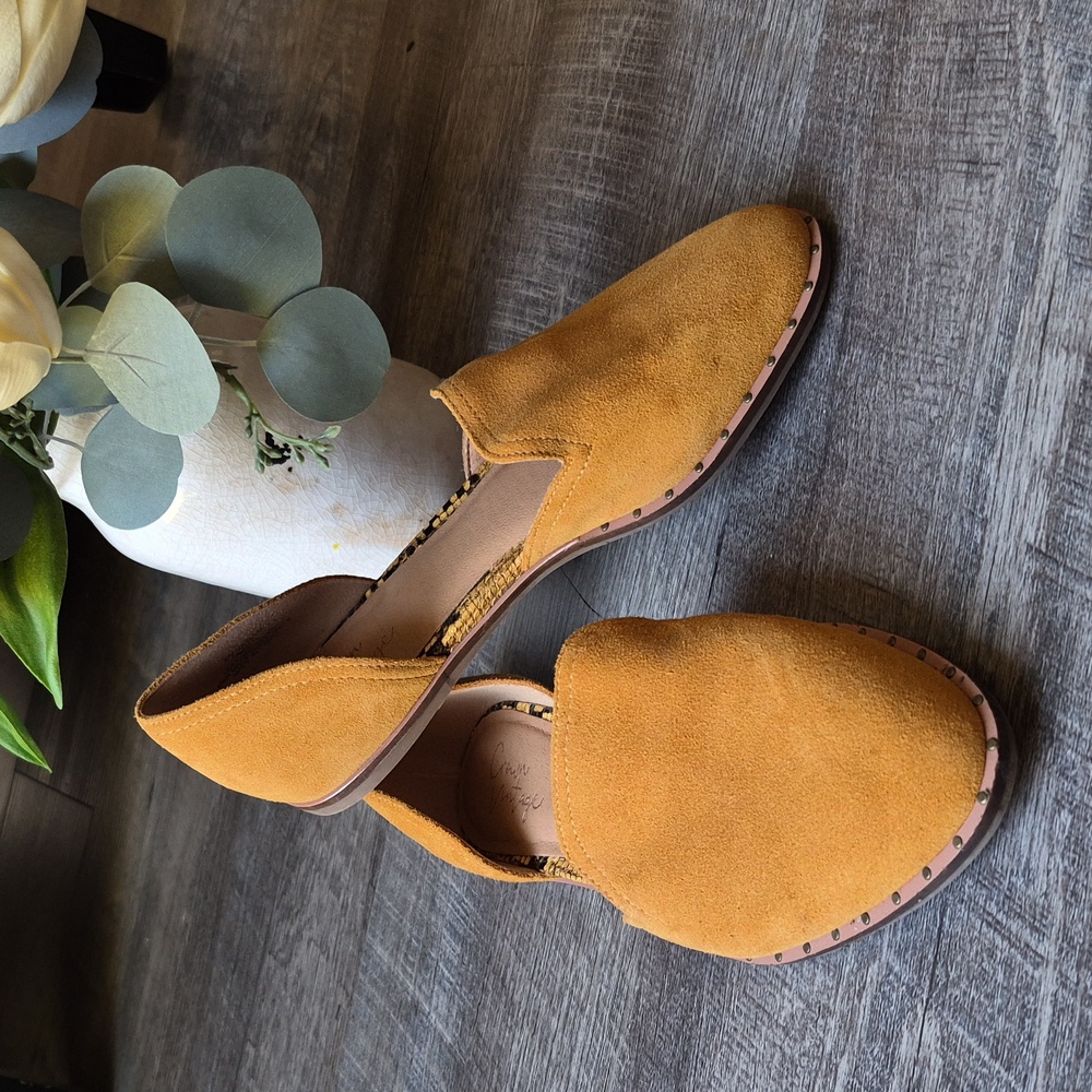 Leathet Crown Vintage pointed suede flats in a yellow or mustard color. size 7